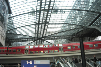 Innenansicht Hauptbahnhof Berlin mit Zug
